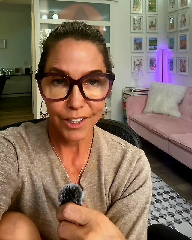 Pamela in the video: Pro product photos from your phone